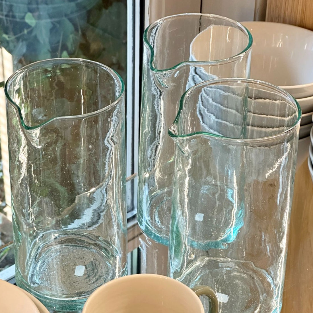 Beldi Jug er en klassisk mundblæst kande lavet af 100% genbrugsglas. Brug den marokkanske kande som du vil bruge enhver kande - fyld den med drikkelse eller måske med blomster?