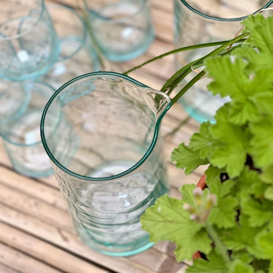 Beldi Jug er en klassisk mundblæst kande lavet af 100% genbrugsglas. Brug den marokkanske kande som du vil bruge enhver kande - fyld den med drikkelse eller måske med blomster? 