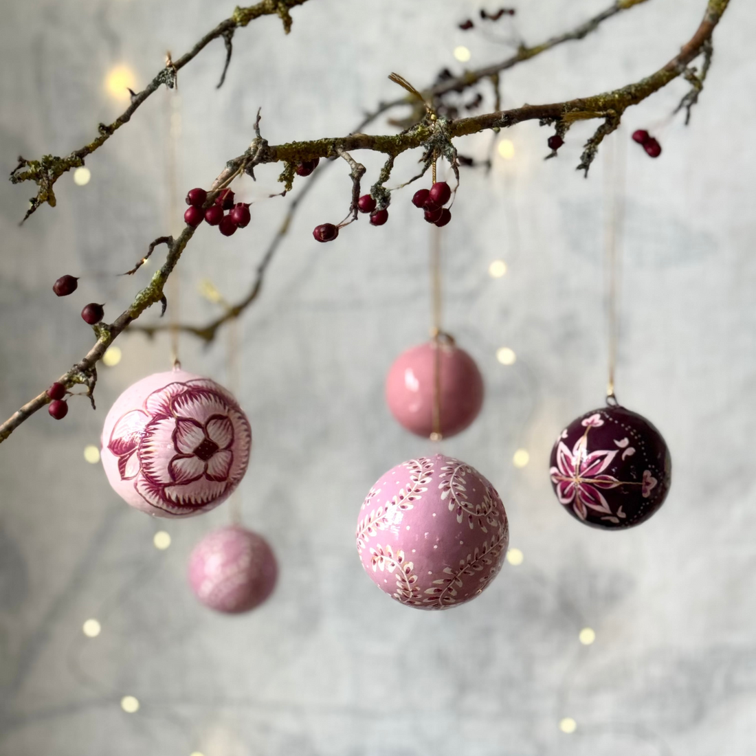 Balsalens indiske julekugler i rose farve med blomstermotiv