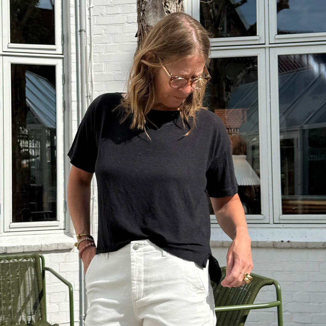 Mørkeblå t-shirt i hør fra det italienske mærke Crossley. T-shirten har et råt udtryk med sine kanter