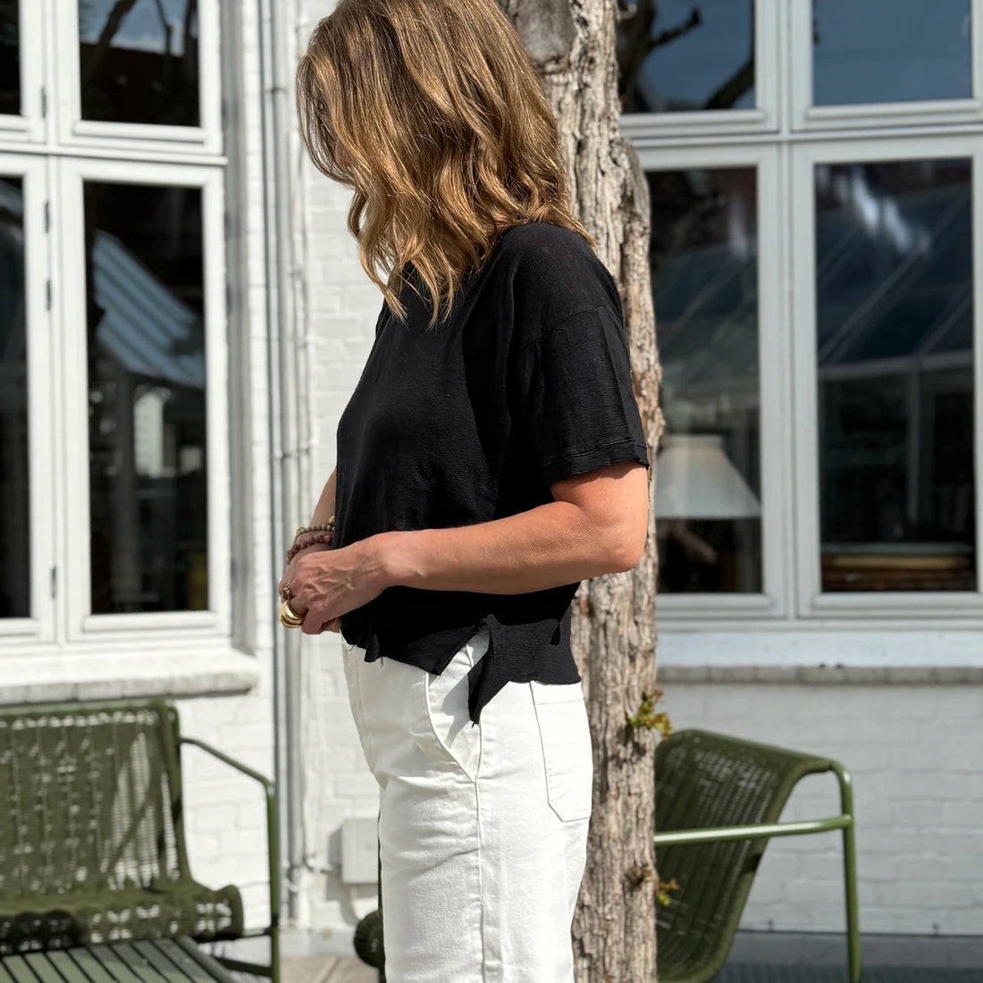 Mørkeblå t-shirt i hør fra det italienske mærke Crossley. T-shirten har et råt udtryk med sine kanter