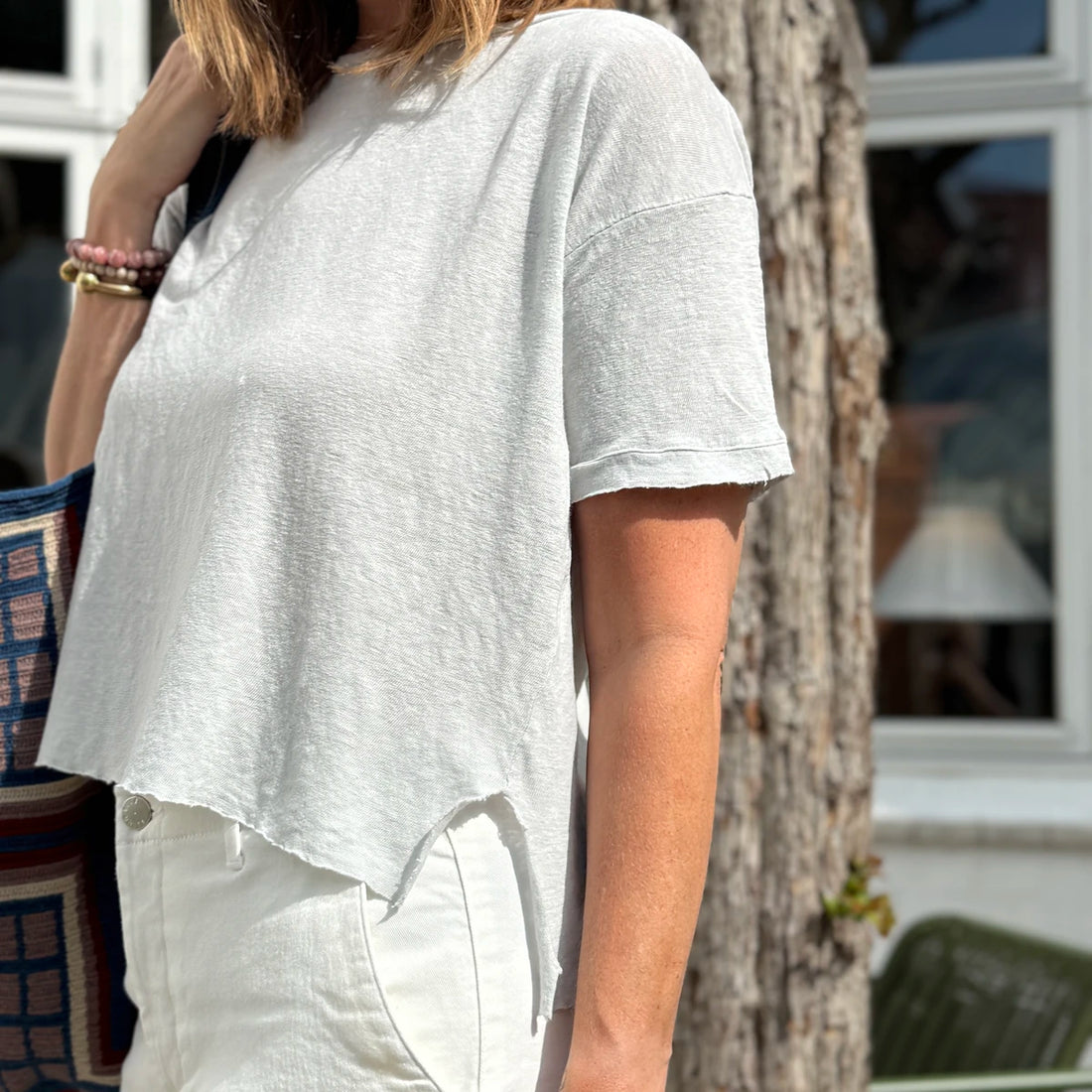 Lysegrå t-shirt i hør fra det italienske mærke Crossley. T-shirten har et råt udtryk med sine kanter