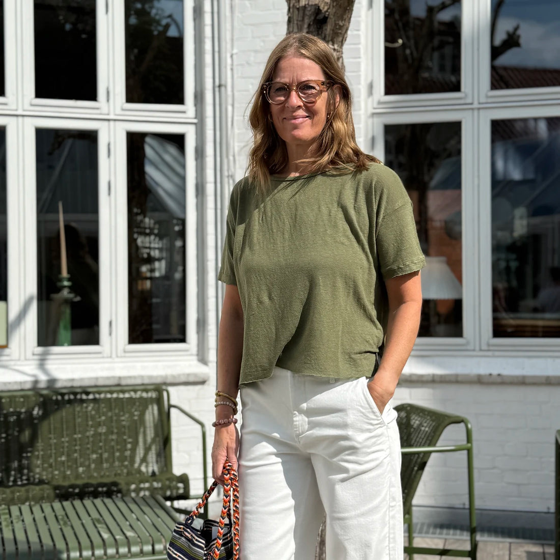 Grøn t-shirt i hør fra det italienske mærke Crossley. T-shirten har et råt udtryk med sine kanter