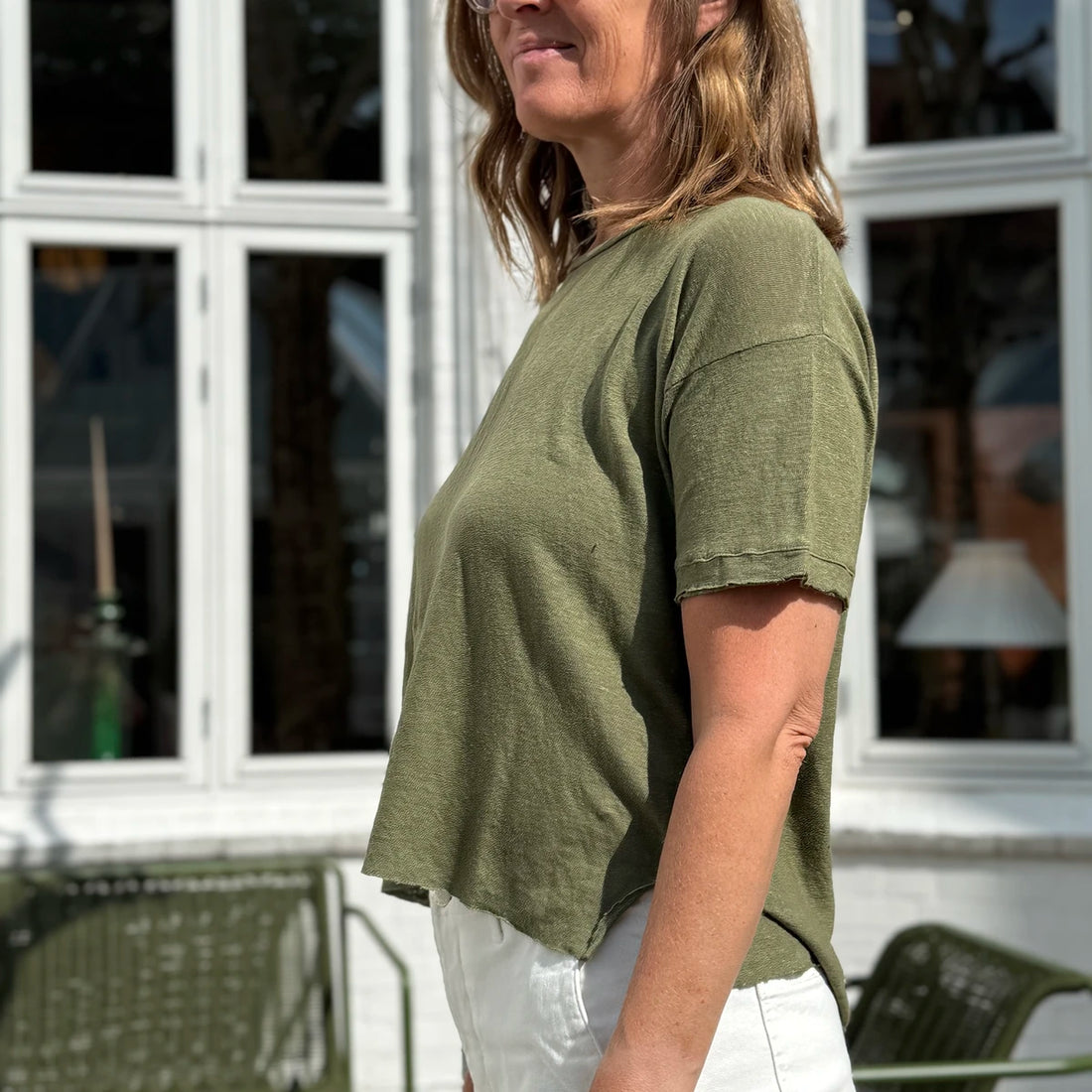 Grøn t-shirt i hør fra det italienske mærke Crossley. T-shirten har et råt udtryk med sine kanter