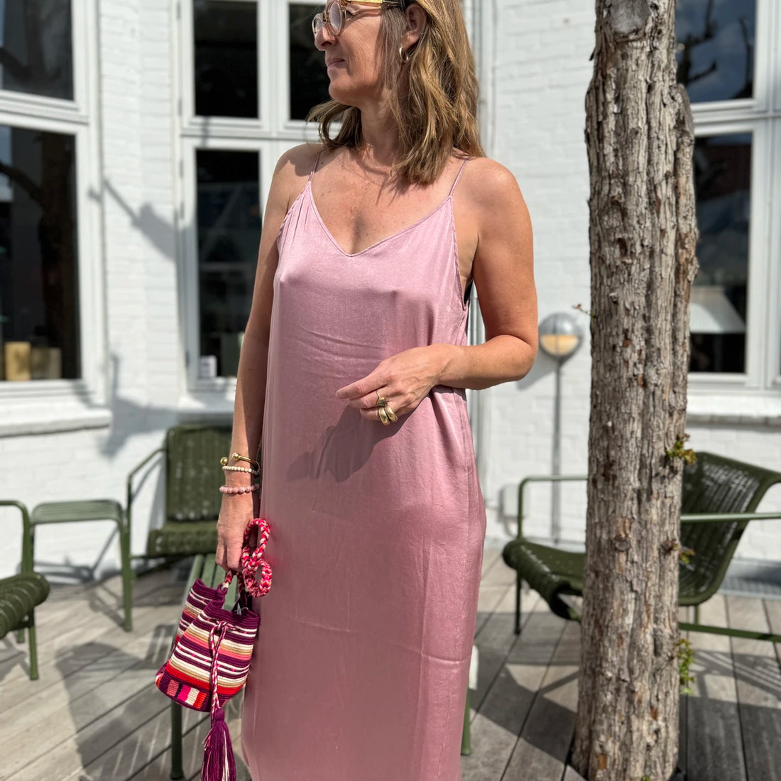 Stropkjole fra Crossley i silke. Den er i en fin lyserød farve