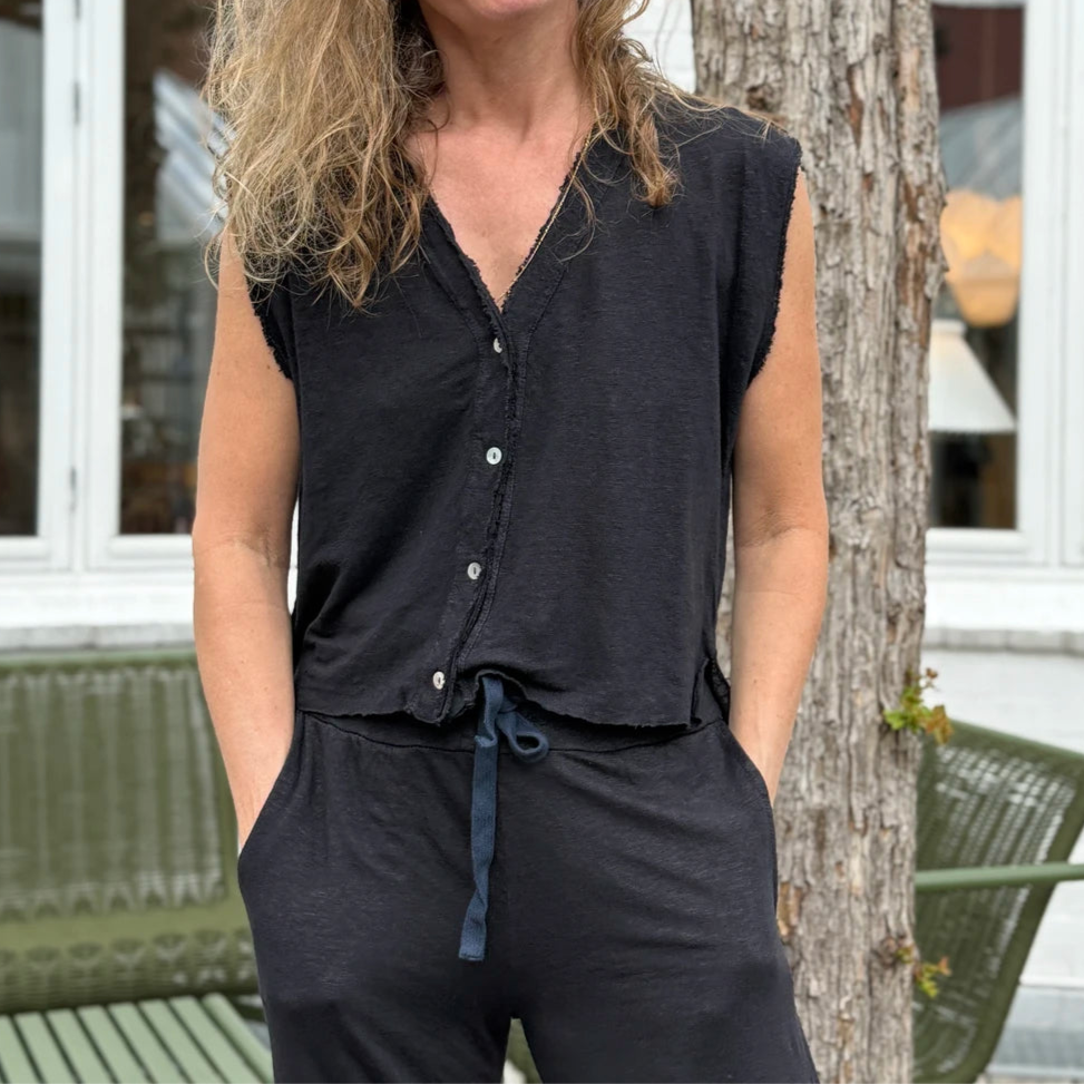 Mørkeblå vest i hør fra det italienske mærke Crossley. Vesten har et råt udtryk med sine kanter