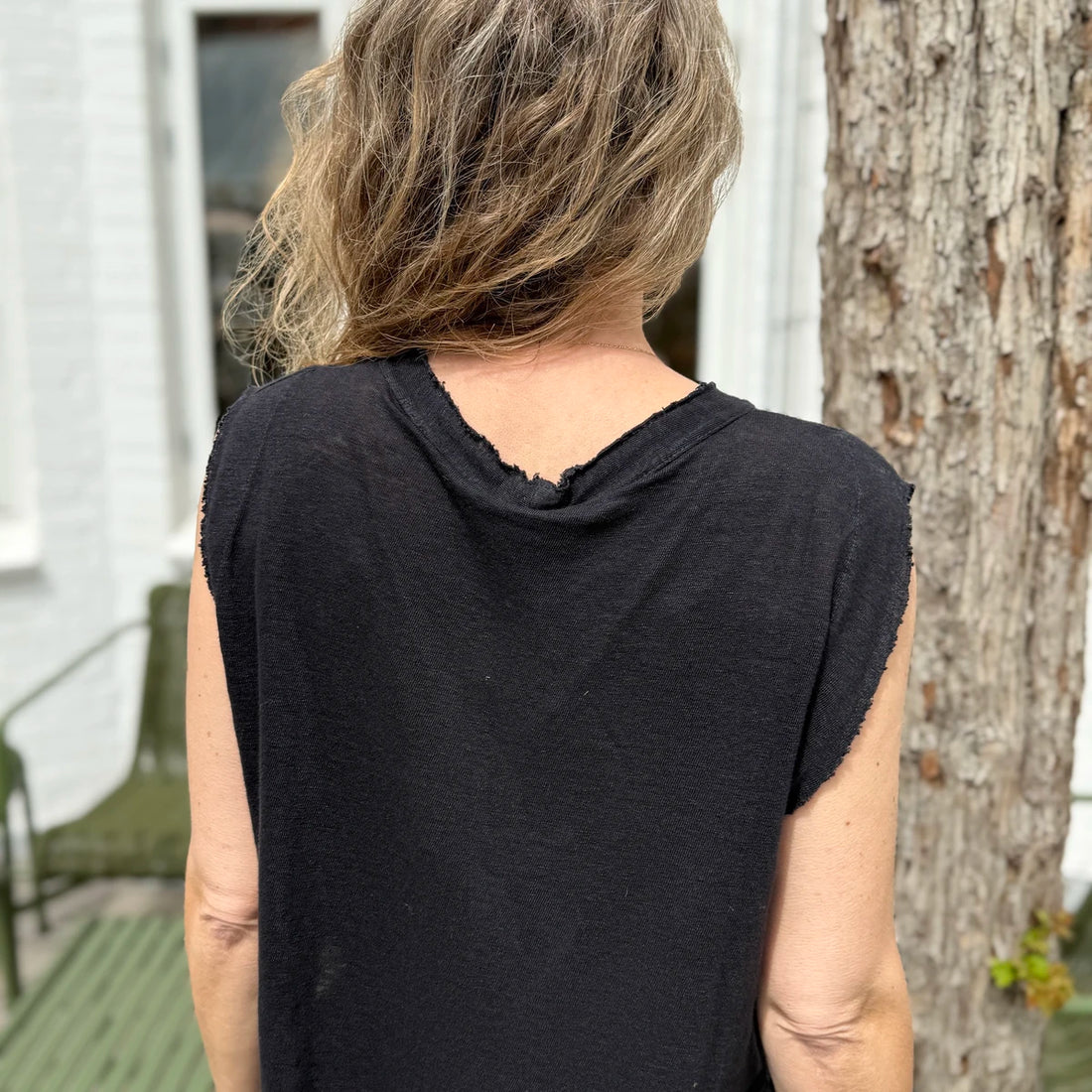 Mørkeblå vest i hør fra det italienske mærke Crossley. Vesten har et råt udtryk med sine kanter