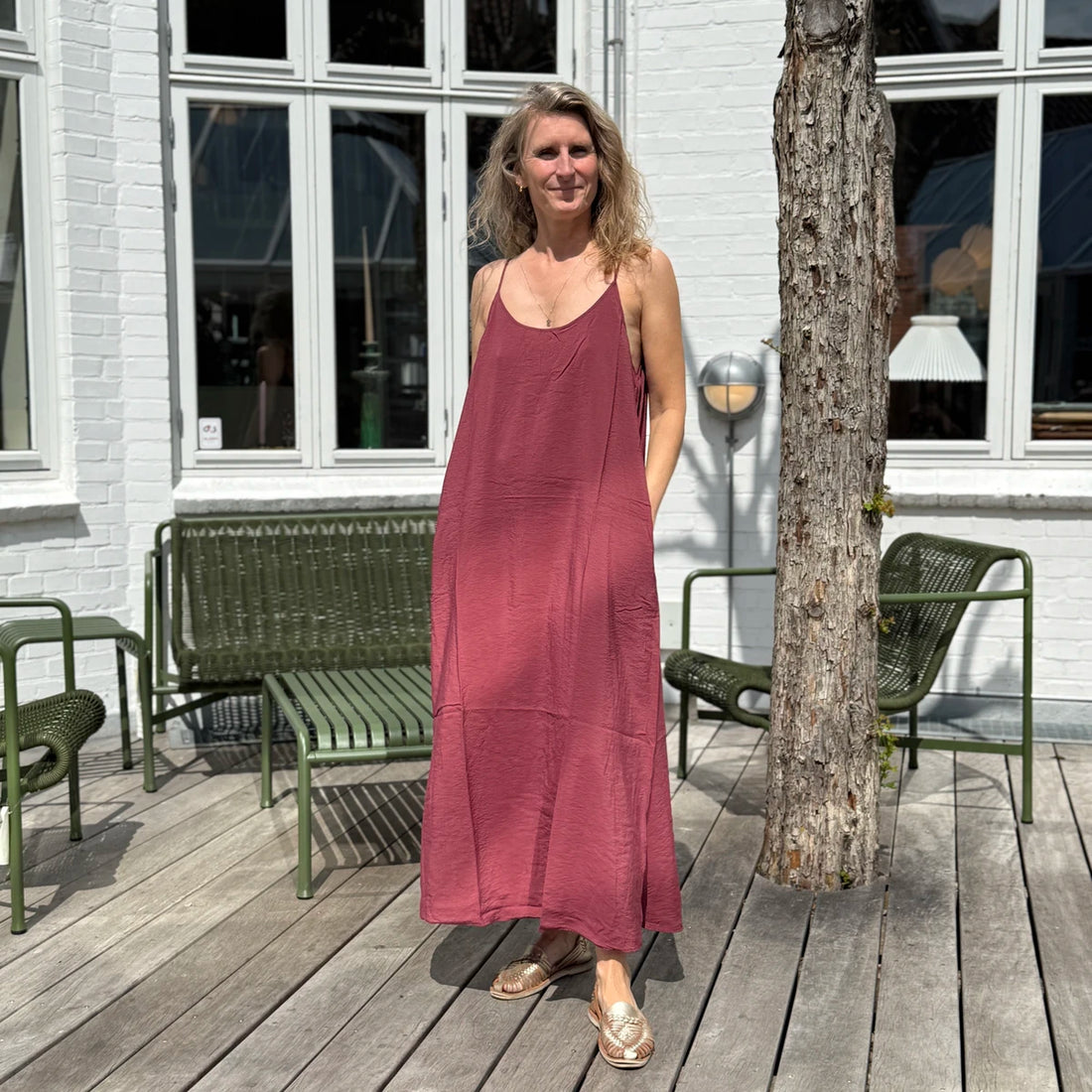 FRAU hanoi kjole er en stropkjole med justerbare stropper. Denne er i farven rose brown, som er en mørk rød farve
