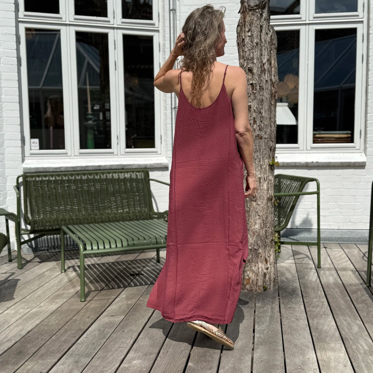FRAU hanoi kjole er en stropkjole med justerbare stropper. Denne er i farven rose brown, som er en mørk rød farve