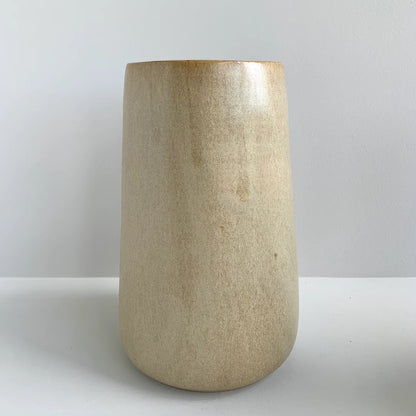 Brun ø-vase fra bornholms keramikfabrik