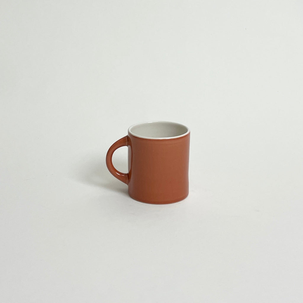 CANDY CUP TALL, i størrelse small er en perfekt lille espressokop. Den er skabt med opmærksomhed på detaljen og er håndlavet af keramik af god kvalitet. Dens lille design gør den idéel til dig, som ønsker dig en lille kop kaffe eller måske en espresso. Denne er i farven 'teracotta'