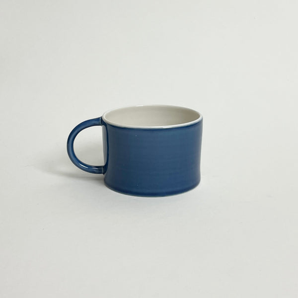 CANDY CUP WIDE, i størrelse large, er en lav, men bred kop med hank. Den er skabt med opmærksomhed på detaljen og er håndlavet af keramik af god kvalitet.   I farven 'Denim' som er en mørkeblå farve