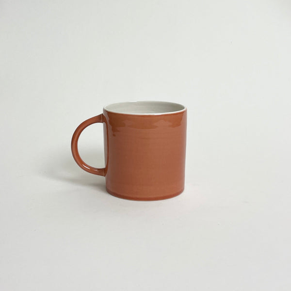 CANDY CUP TALL, i størrelse large, er en høj og bred kop med hank. Den er skabt med opmærksomhed på detaljen og er håndlavet af keramik af god kvalitet.  