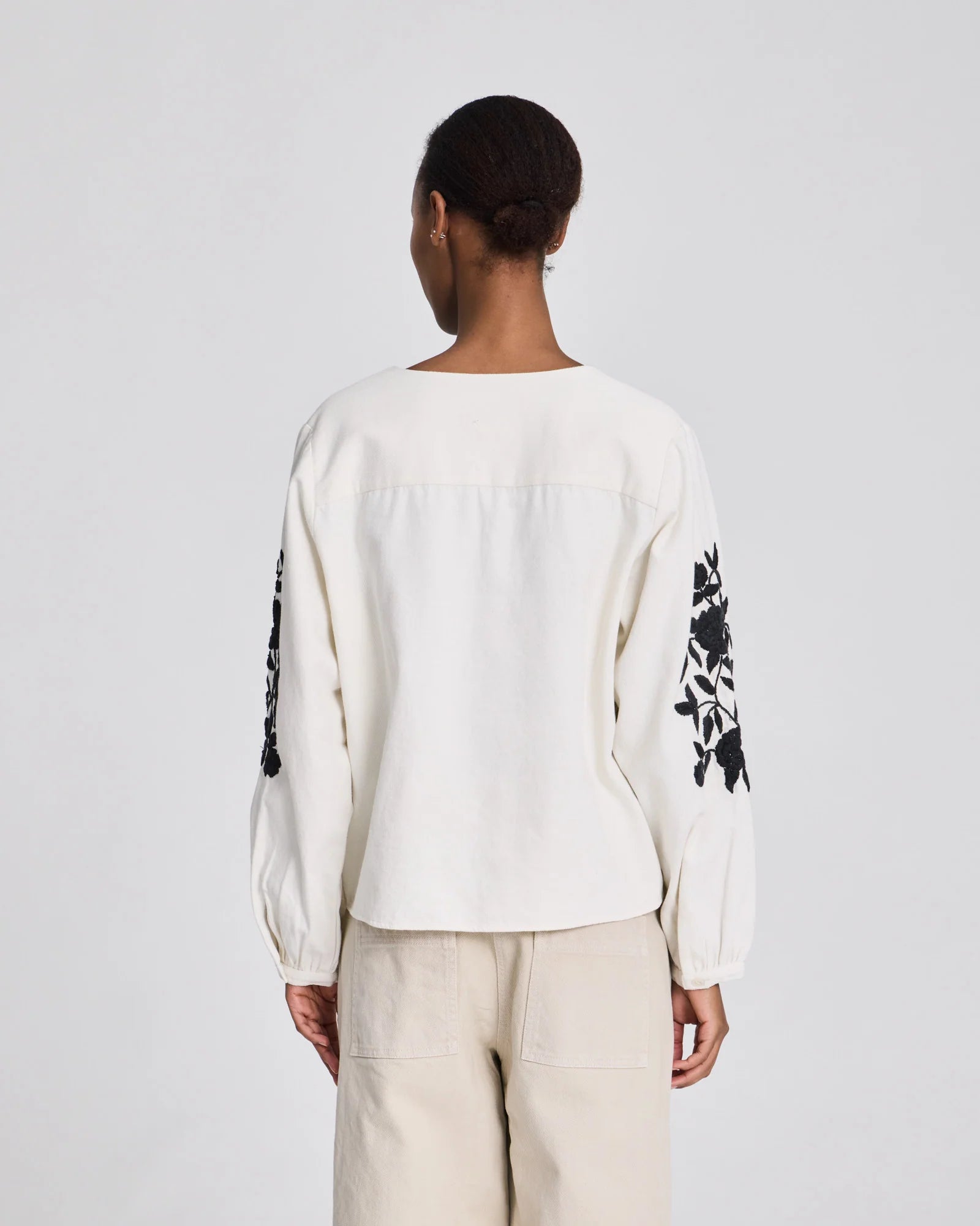 Inga langærmet bluse med V-udskæring og dekorativt broderi – feminin og komfortabel pasform.