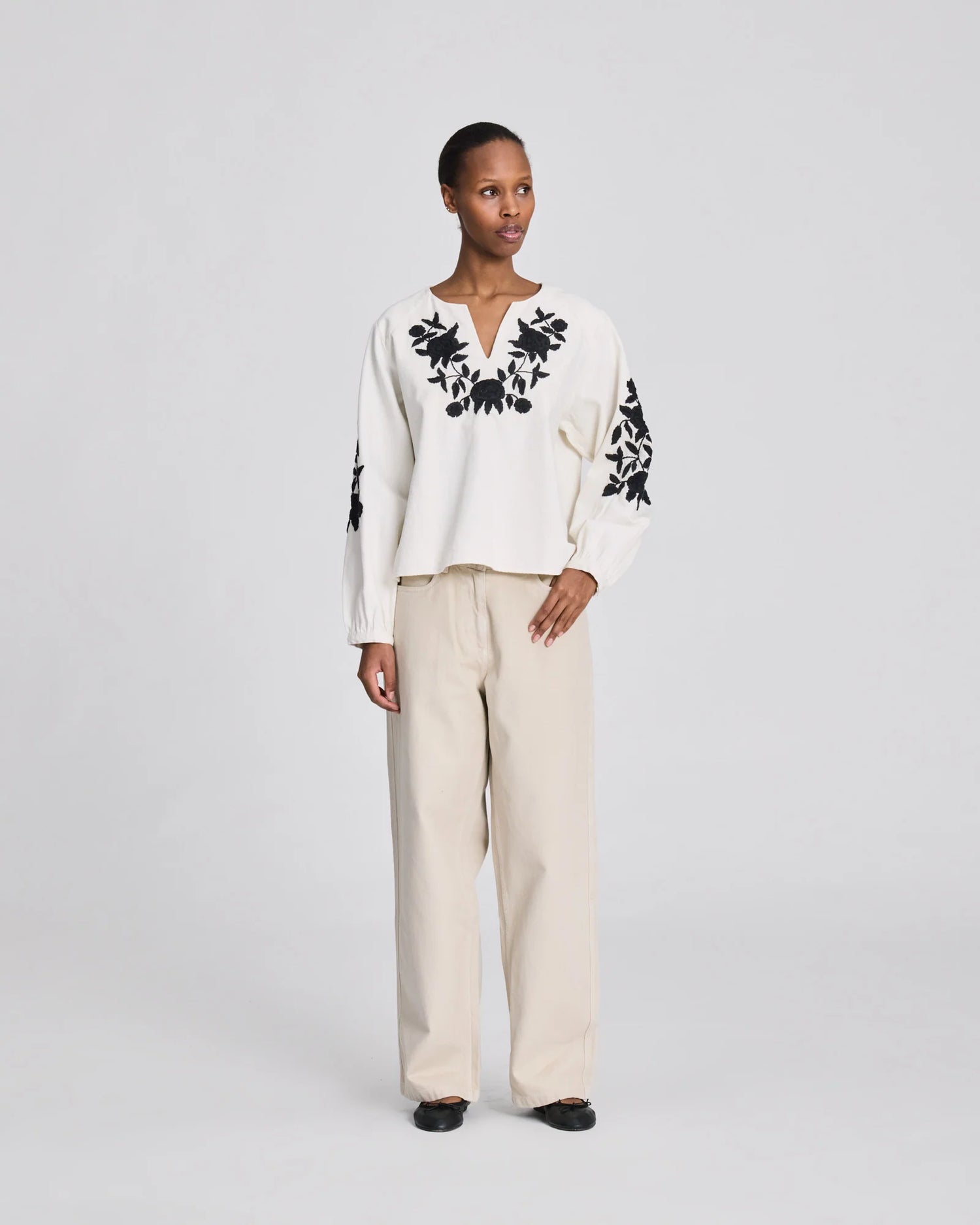 Bagside af Inga bluse i økologisk bomuldstwill med løs silhuet og lange ærmer.