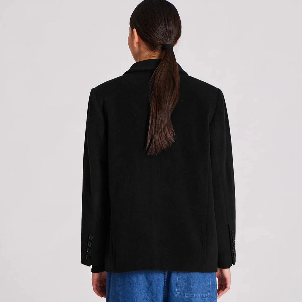 Josephine jakken er en sort blazer fra Gai+Lisva i uld