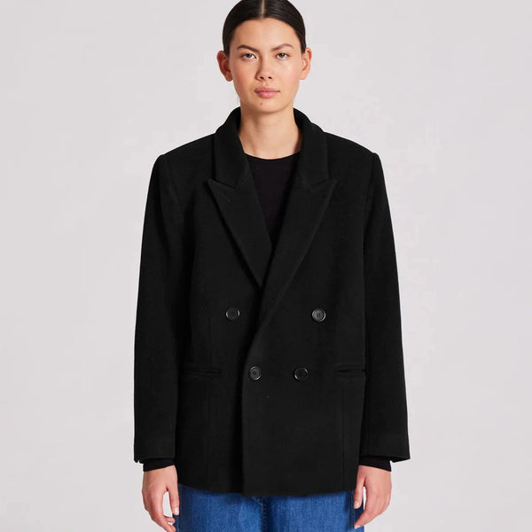 Josephine jakken fra Gai+Lisva er en sort blazer jakke i uld 