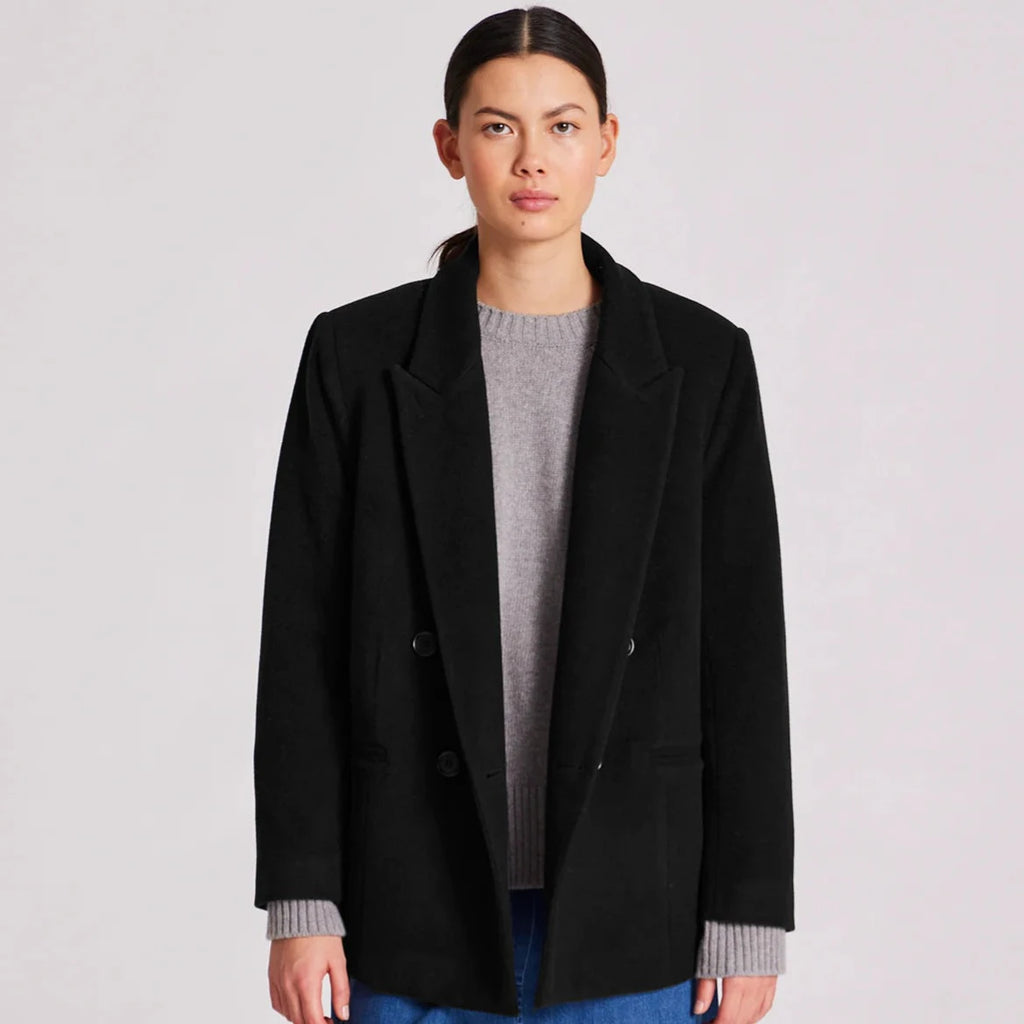 Josephine jakken er en sort blazer jakke fra Gai+Lisva