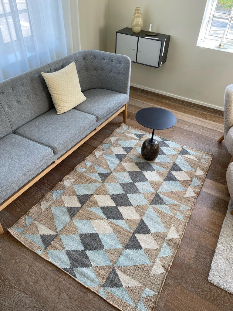 Jute tæppe fra Jou Quilts i et trekantet mønster. Farver i beige, blå og hvid