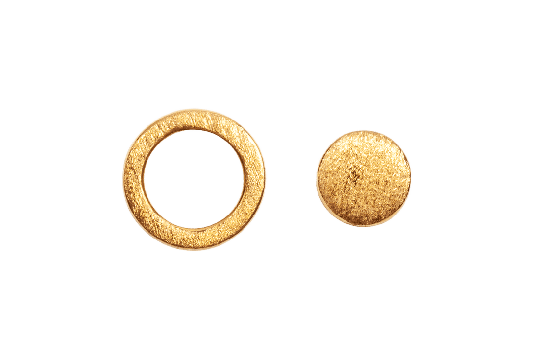 Ørestik/ørering fra LULU CPH i guld som er formet som en 2 cirkler