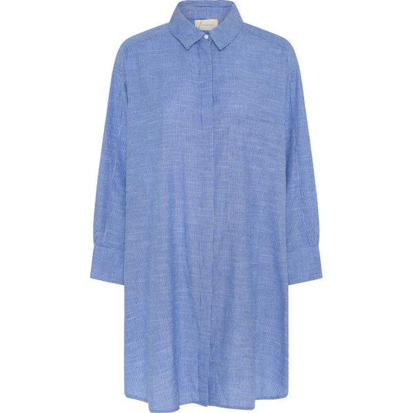 Den lange blå stribet bomuldsskjorte i er perfekt oversized hverdagsskjorte fra Frau. Skjorten er lidt længere bagpå og runder fint foran. Skjorten er gennemknappet, og er lavet i økologisk bomuldspoplin, som gør den åndbar og behagelig at have på. Størrelsen er one size