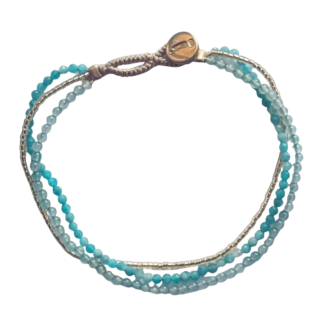 Fine IBU-armbånd med unikke materialer og et feminint, boheme-inspireret design.