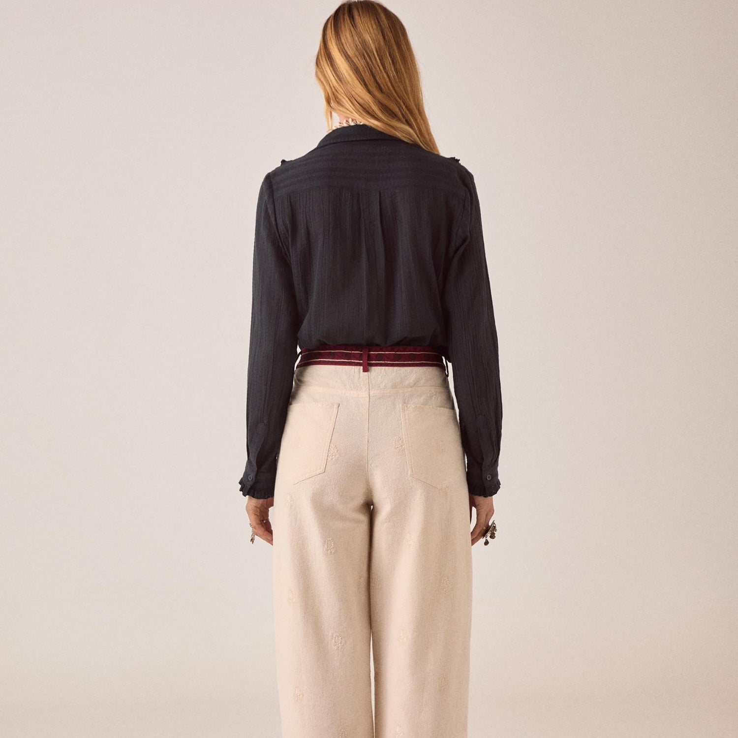 Maison Hotel skjorte med broderede detaljer og let struktur i stoffet