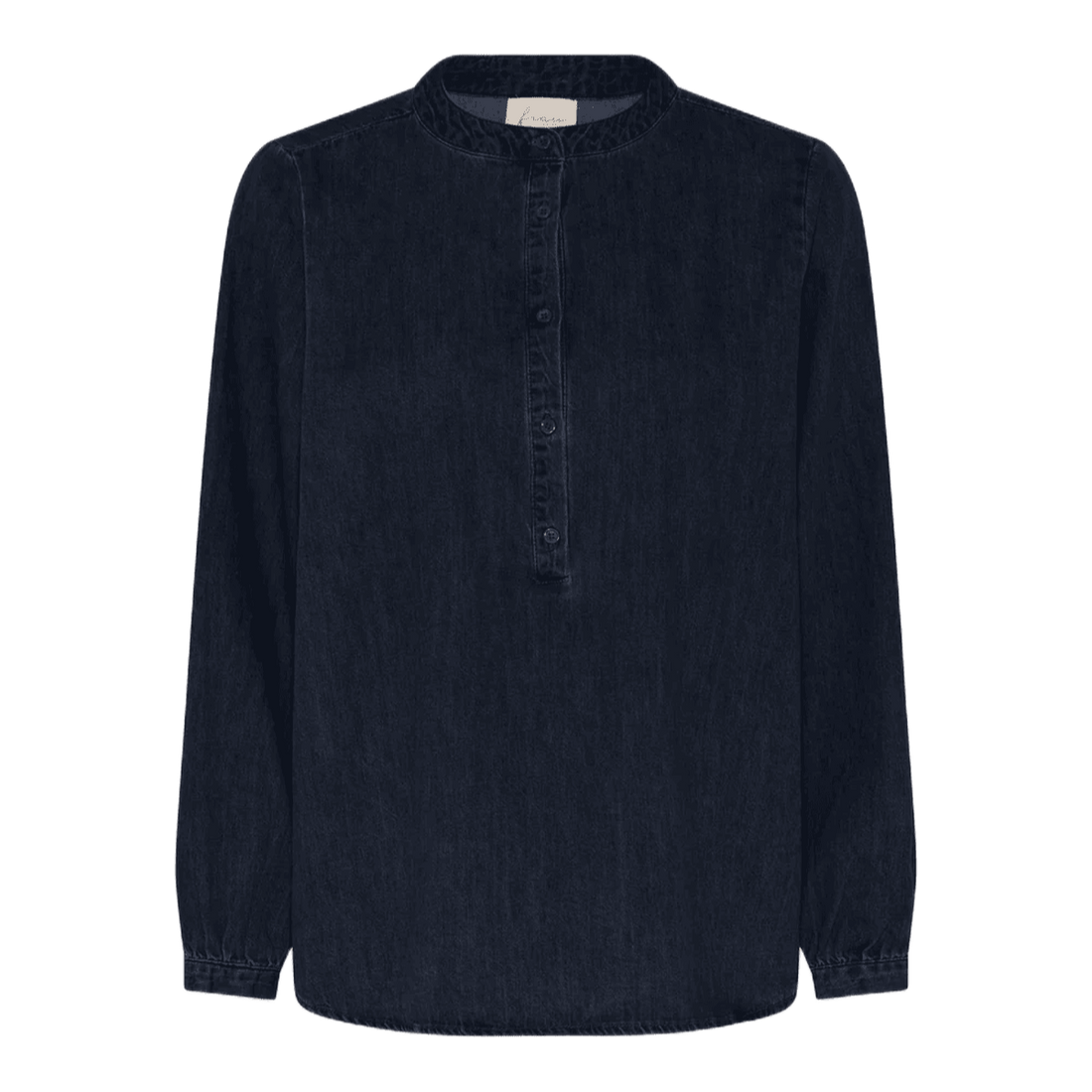 Madrid skjorten fra FRAU i dark blue denim er en langærmet skjorte med kinakrave og knapper halvvejs ned