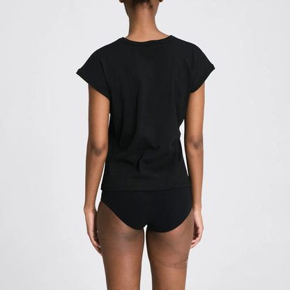 Kortærmet Malou t-shirt fra Gai+Lisva i økologisk bomuld, designet med raglanærmer, rib ved hals og ærmer samt tæt pasform.