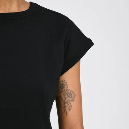 Malou t-shirt fra Gai+Lisva i øko bomuld med let bådhalsudskæring, ribbede kanter og en stram pasform.