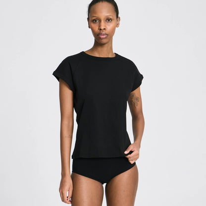 Malou t-shirt fra Gai+Lisva i 100 % økologisk bomuld med korte raglanærmer, let bådhals og stram pasform.