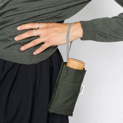 En mørkegrøn mini paraply