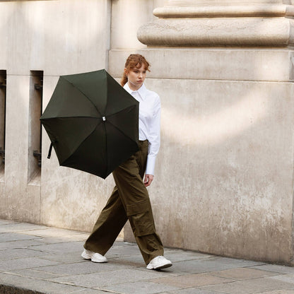 En mørkegrøn mini paraply