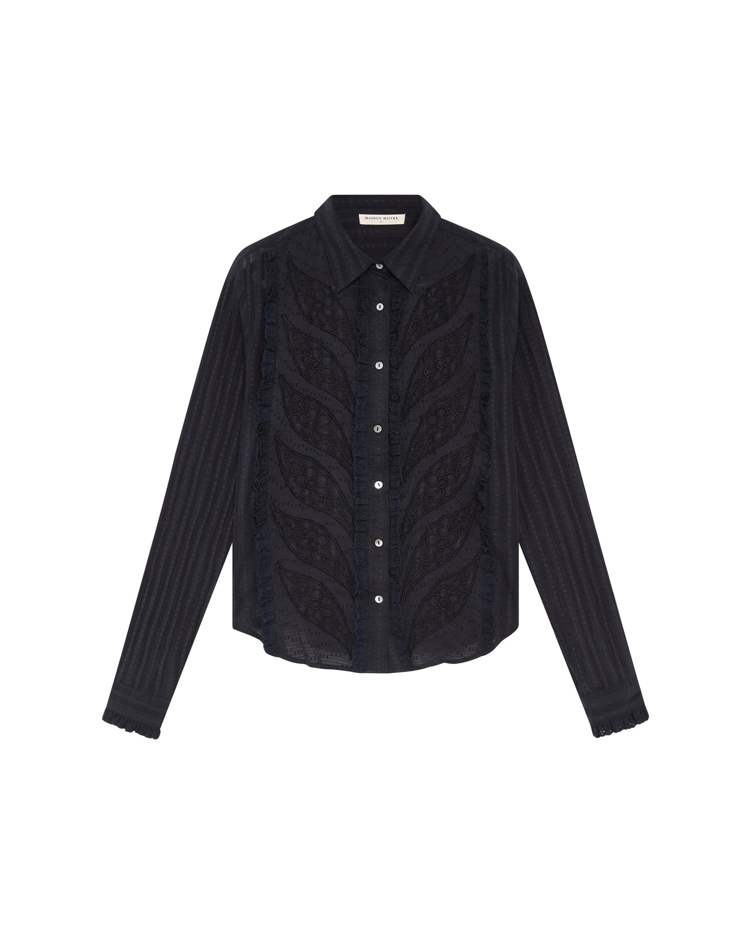 Javiera bluse fra Maison Hotel med elegant ton-i-ton broderi på fronten