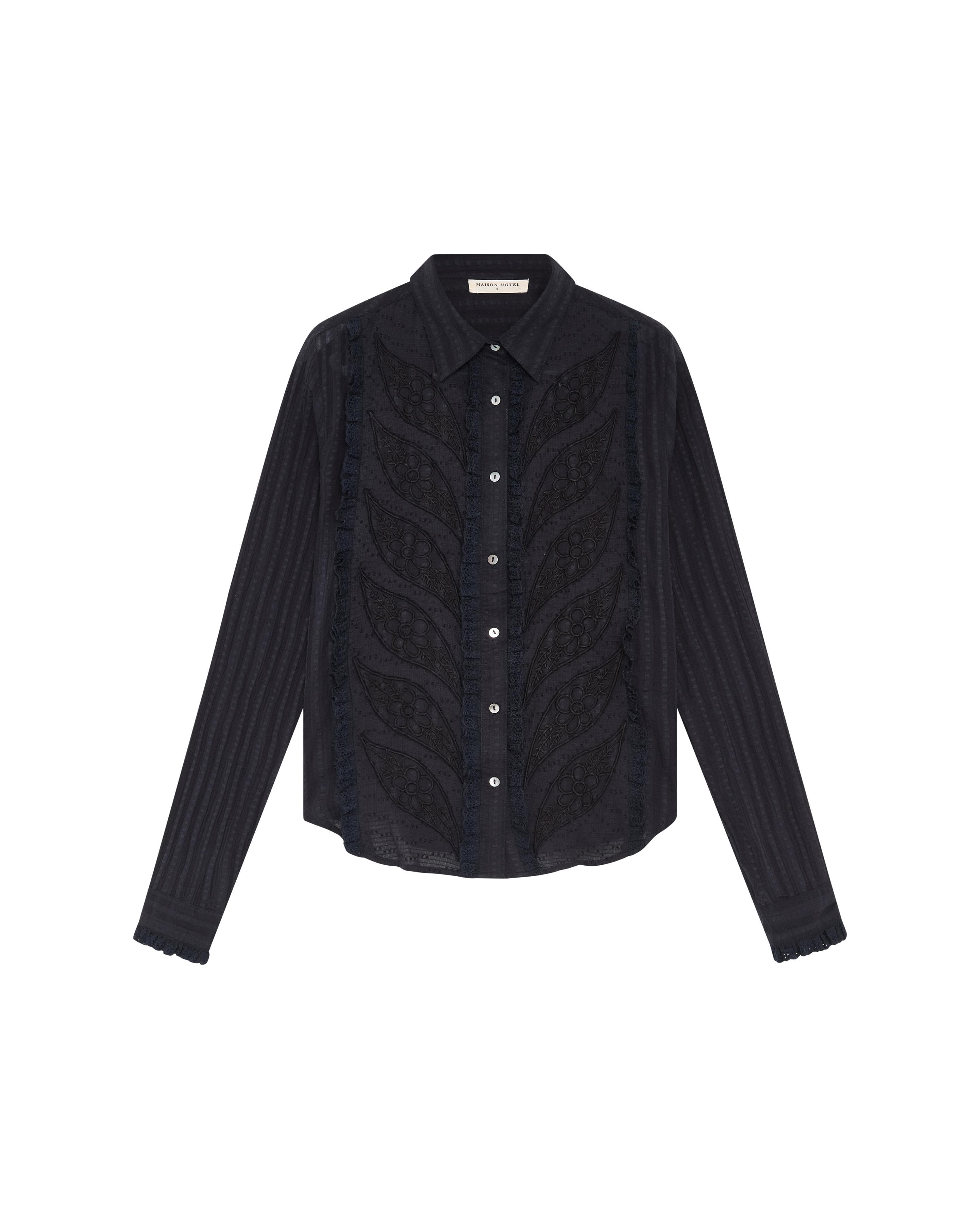 Javiera bluse fra Maison Hotel med elegant ton-i-ton broderi på fronten