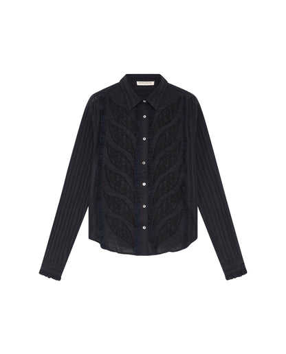 Javiera bluse fra Maison Hotel med elegant ton-i-ton broderi på fronten