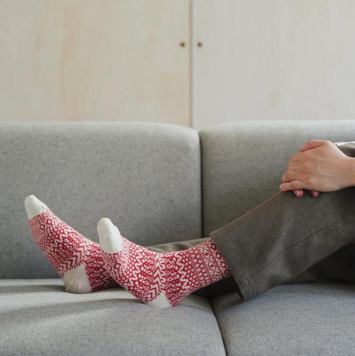 Hvide og røde uldstrømper med mønster