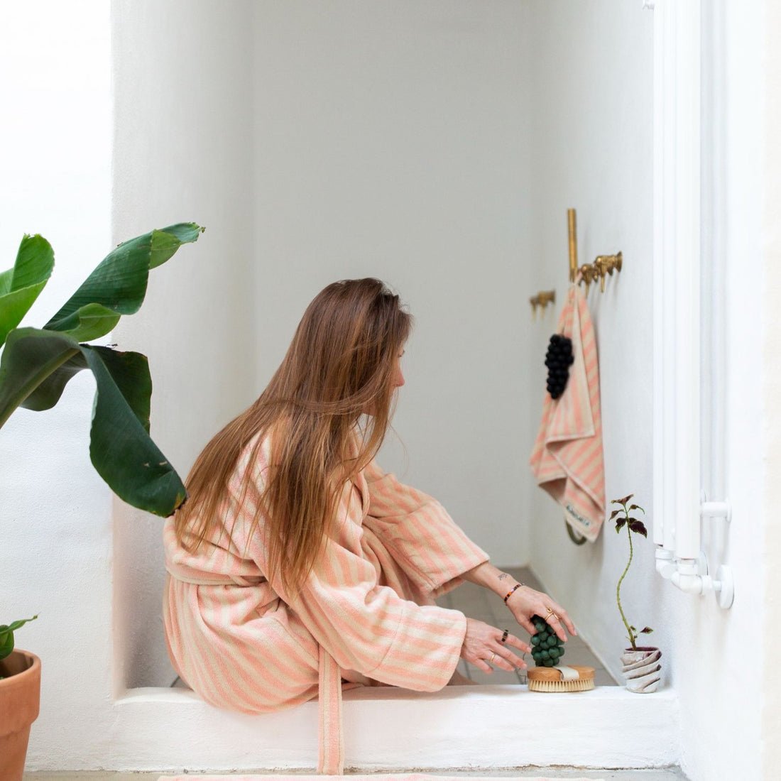 naram badehåndklæde i svag lyserød og cremefavet striber