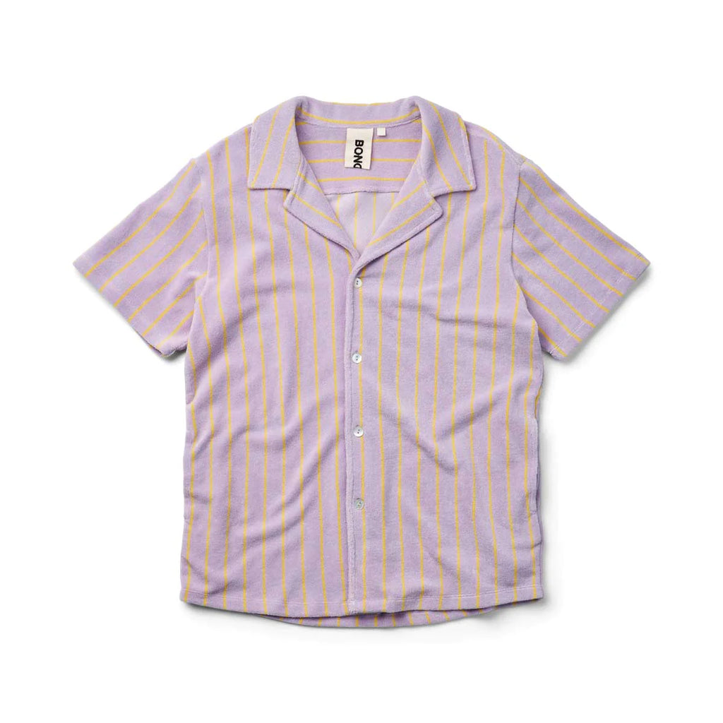 Lilla Naram skjorte med en cubansk krave, korte ærmer og fine perlemorsknapper og fås i Bongustas signaturfarver og tidløse striber.