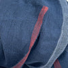 Et Azzuro blå tørklæde med en rød kant. Tørklædet er lavet i hør