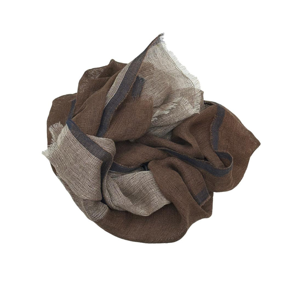 Et brunt tørklæde med en blå kant. Tørklædet er lavet i hør