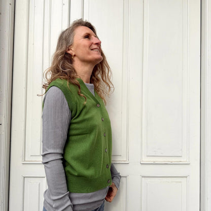 Smuk vest i merino og kashmir fra note Anecdote. Her med en tynd langærmet tee under. 