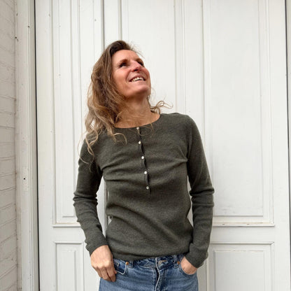 Blød armygrøn strik fra Note Anecdote med klassisk pasform.