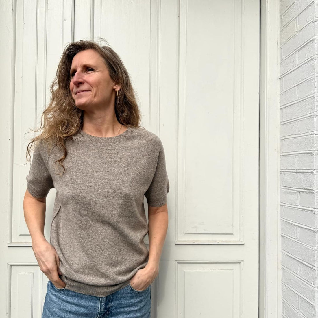 Note Anecdote striktrøje med korte ærmer i varm brun nuance, vist på model sammen med denim for et casual look.