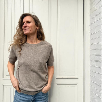 Note Anecdote striktrøje med korte ærmer i varm brun nuance, vist på model sammen med denim for et casual look.