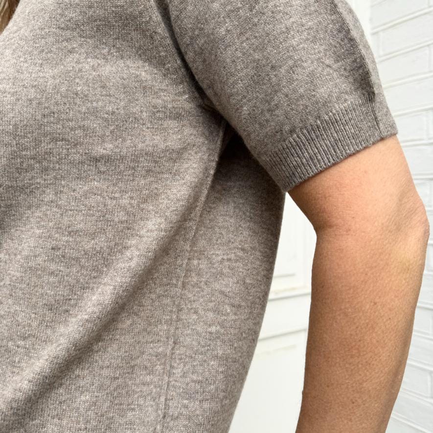 Kortærmet brun striktrøje fra Note Anecdote i blød kvalitet, stylet med jeans for et afslappet hverdagslook.