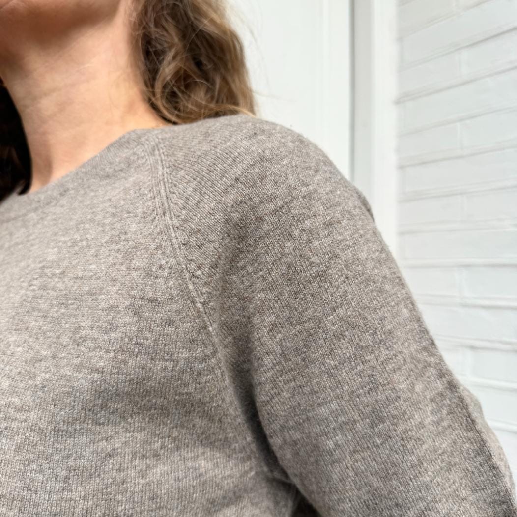 Brun kortærmet strik fra Note Anecdote med klassisk pasform og minimalistisk design.