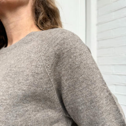 Brun kortærmet strik fra Note Anecdote med klassisk pasform og minimalistisk design.