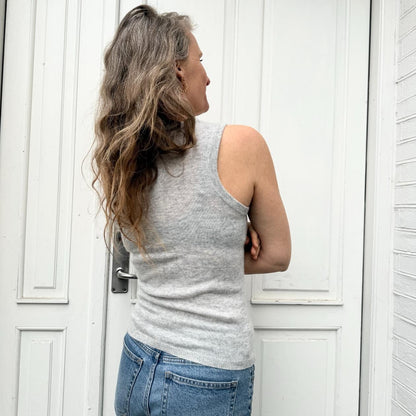 Lækker tank top fra Note anecdote i lys grå.90’erne % merino og 10% kashmir