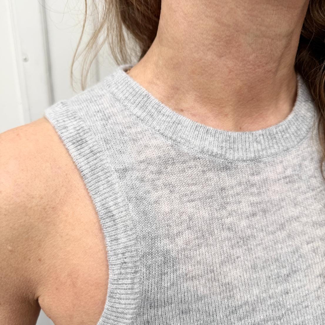 Lækker tank top fra Note anecdote i lys grå.